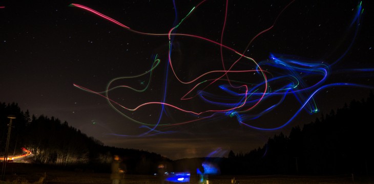 Modellflug-Lichtshow am nächtlichen Himmel